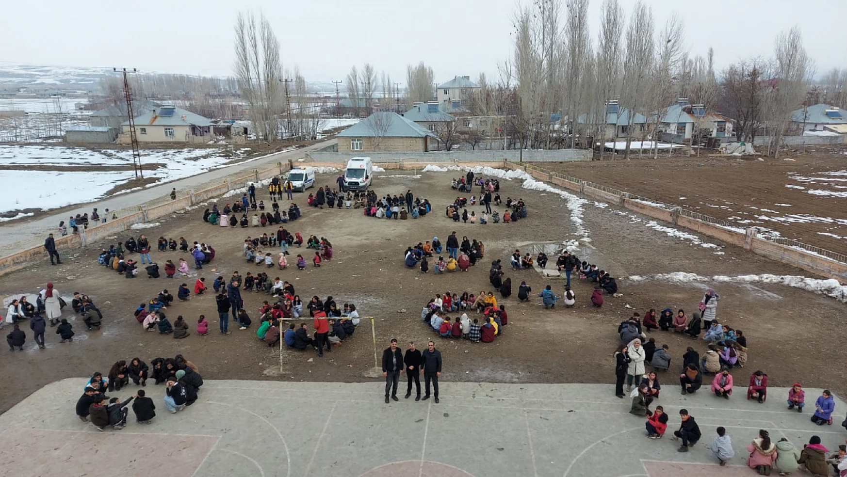 Van'da öğrenci ve öğretmenlerle deprem tatbikatı yapıldı