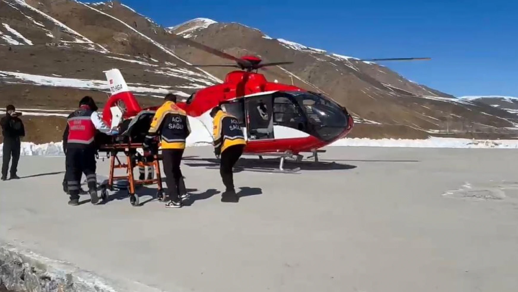 Van'da rahatsızlanan hamile kadın için Ambulans helikopter havalandı