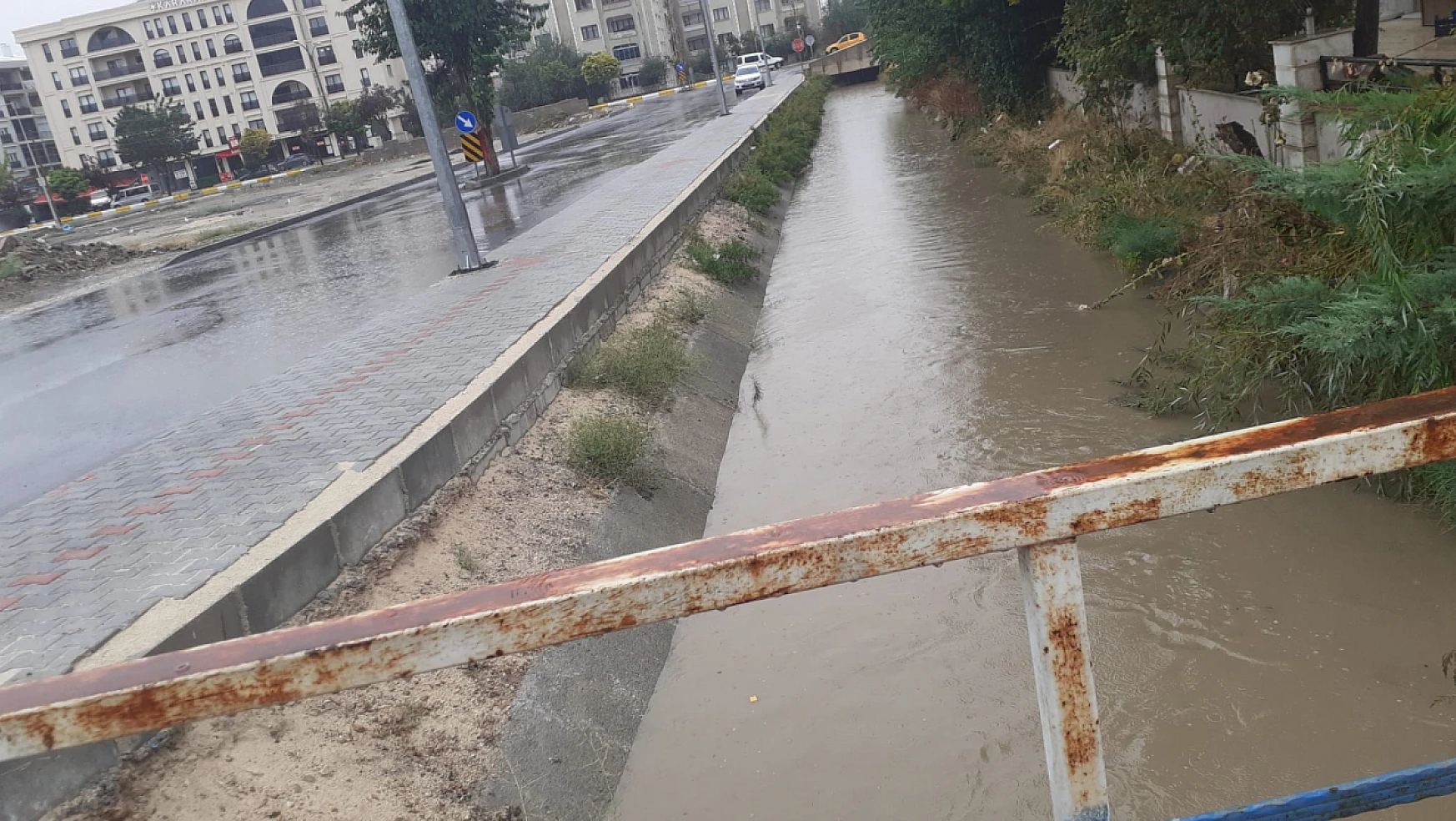 Van'da sağanak yağış Şamran Kanalını coşturdu