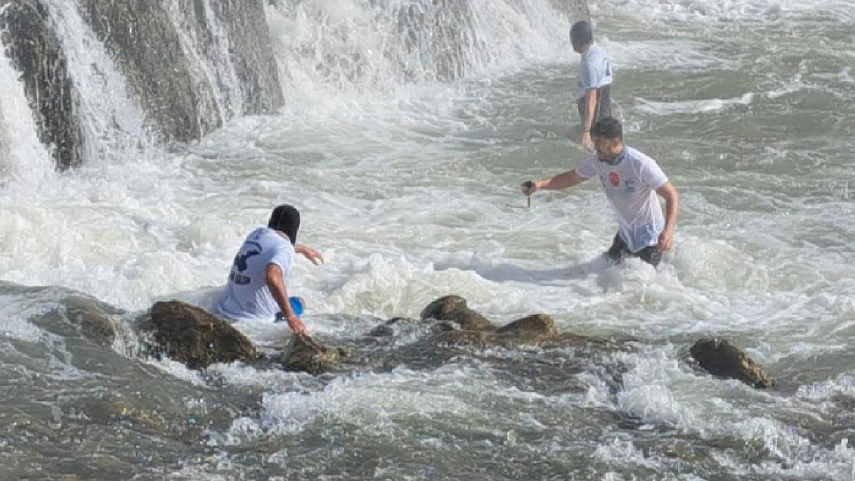 Van Gölü Aktivistleri eksi 6 derecede suya girdi
