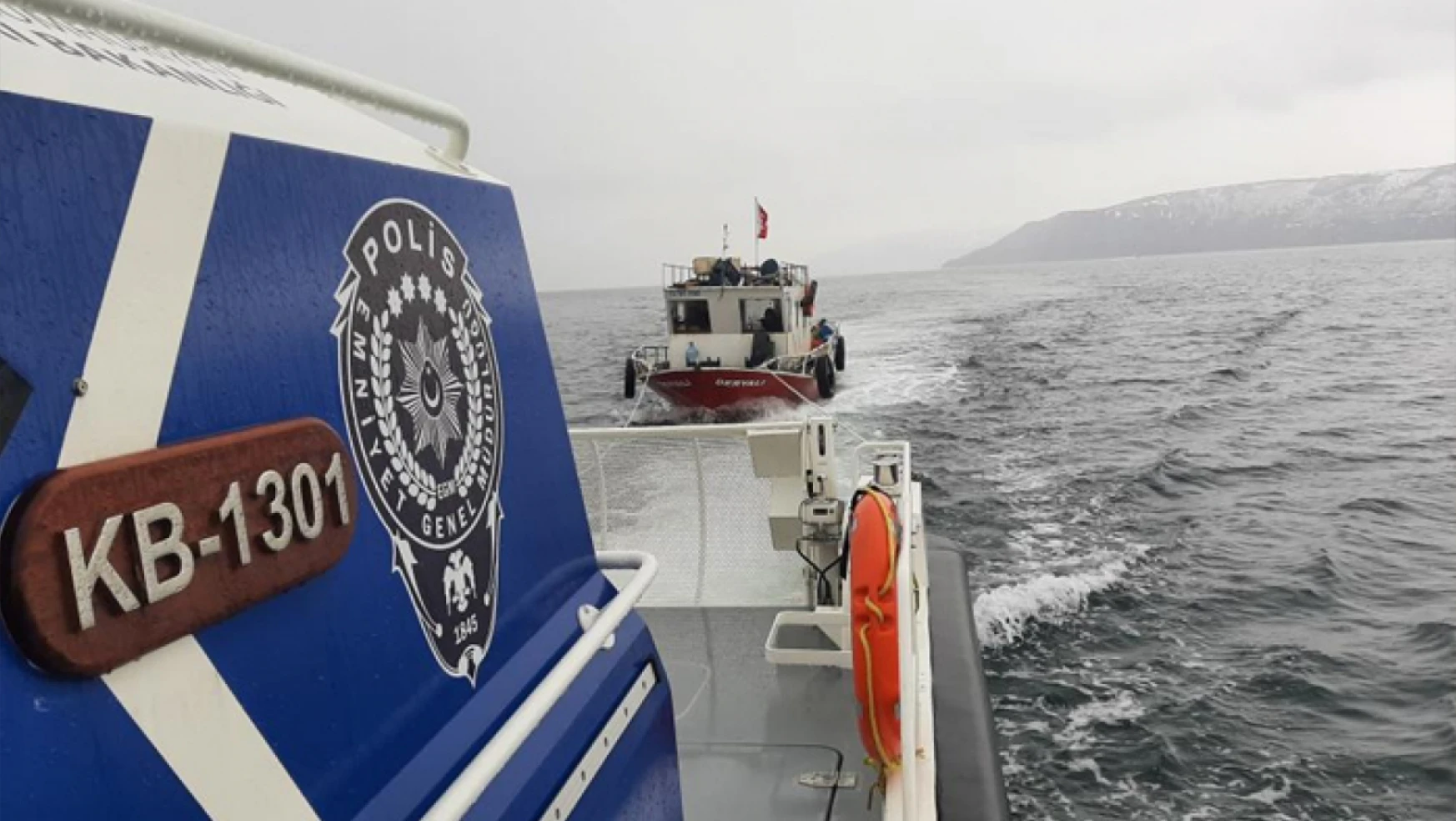 Van Gölü'nde motor arızası yaşayan tekneyi Gemi Adamları kurtardı
