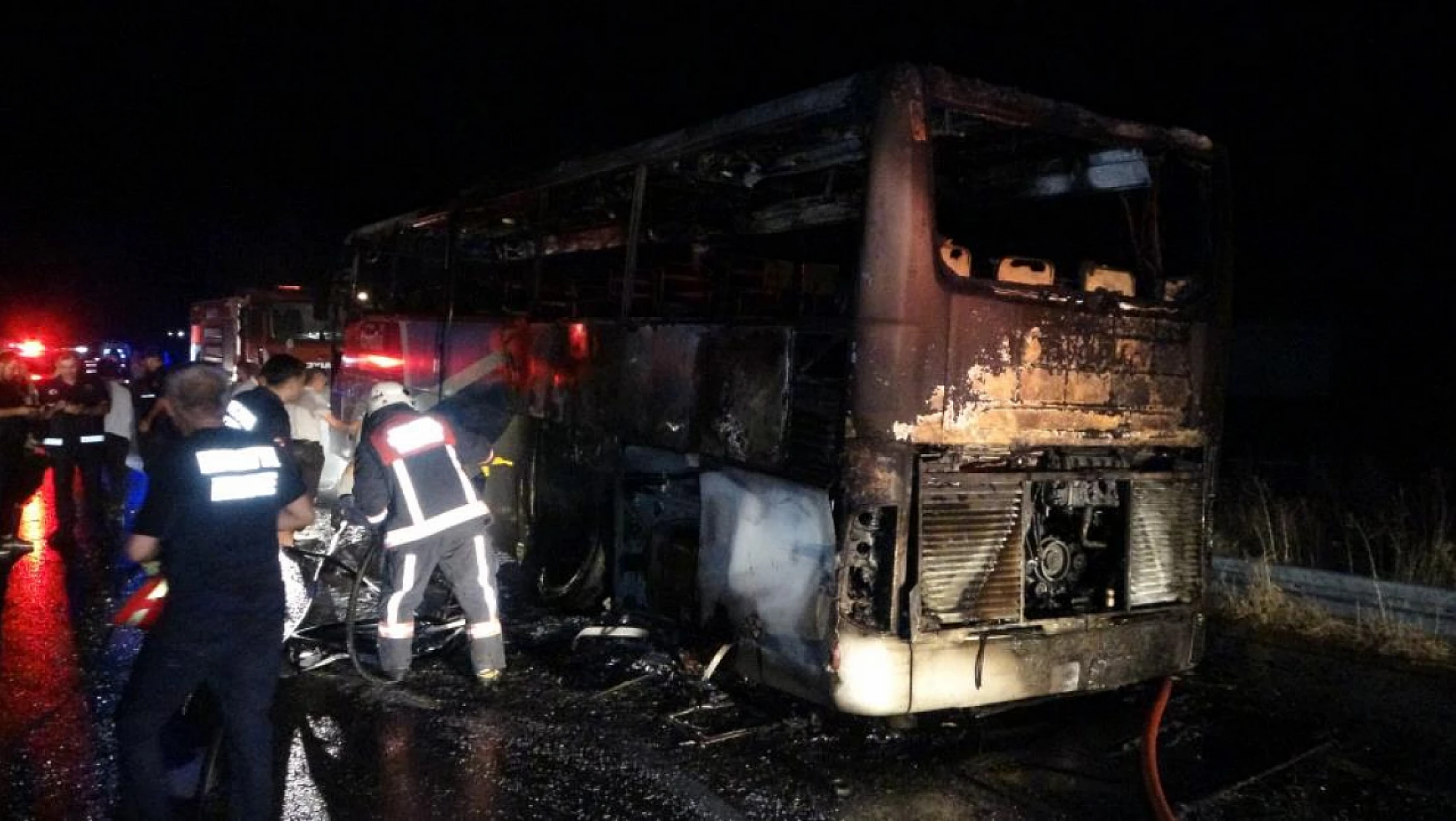 Van  Otobüsü Yolda Alev Alev Yandı!