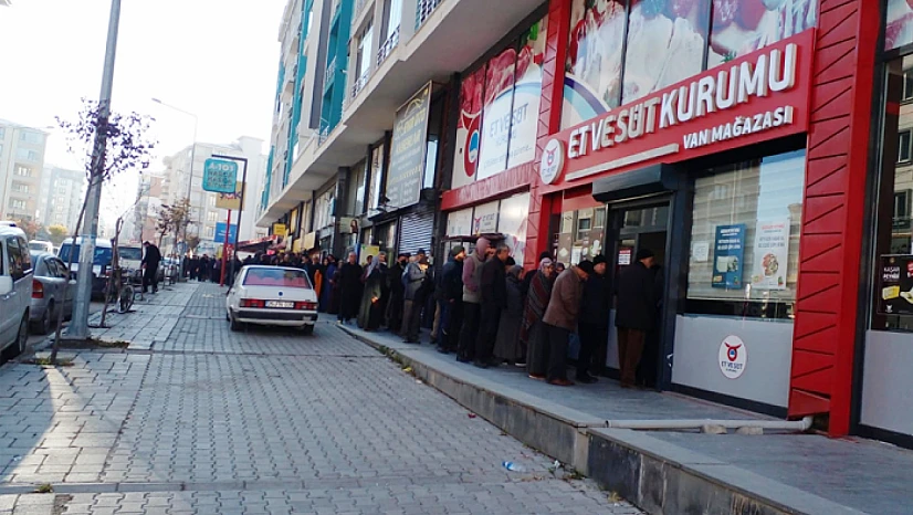 Et ve Süt Kurumu Van Mağazası önünde ucuz et kuyruğu